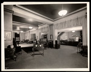1924年、ニューヨーク、29 West 42nd Street、Aeolian CompanyのVocalion販売室の床に配置されたRadiolas（銀ゼラチンプリント）